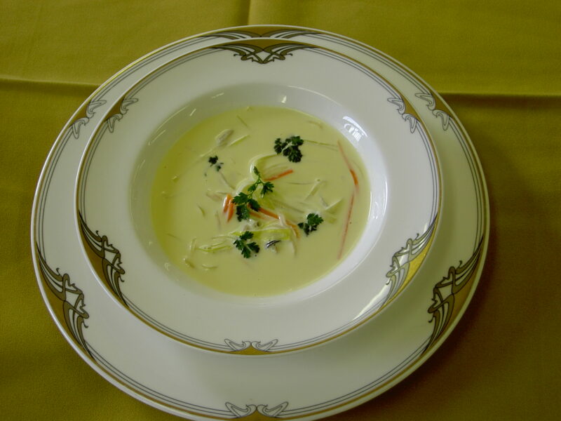 Petite soupe de coquillages au safran et vermicelles de légumes サフラン香る貝のスープ 季節野菜のヴェルミセル添え
